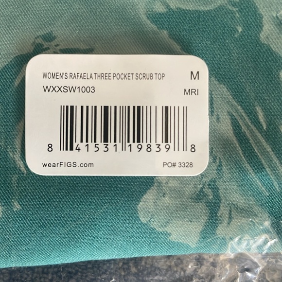 NWT Figs Rafaela women’s scrub top size medium - Picture 2 of 4